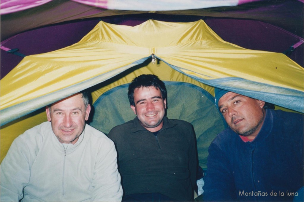 De izquierda a derecha: Jesús Calvo, Joaquín y Paco Martínez dentro de la tienda acampados arriba del Ibón Azul Alto